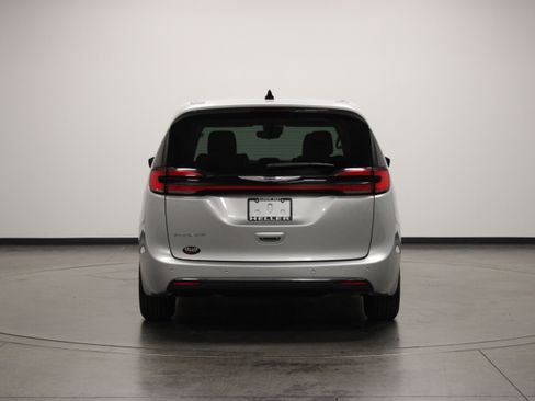 Used 2024 Chrysler Pacifica Touring-L FWD image 7