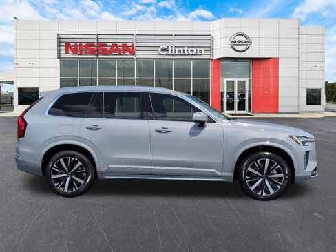 Used 2025 Volvo XC90 B5 Core AWD/4WD image 2