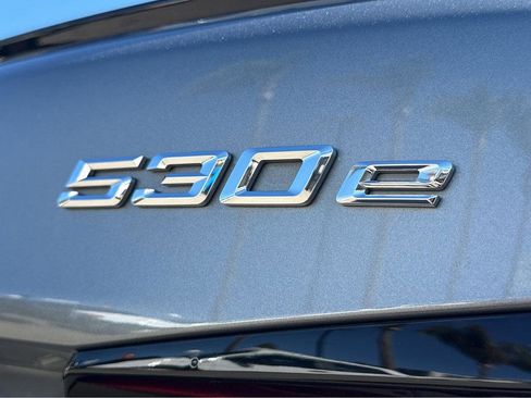 Used 2023 BMW 530e w/ M Sport Package image 38