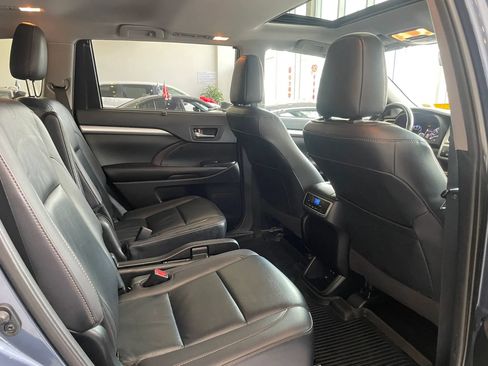 Used 2019 Toyota Highlander XLE AWD/4WD image 23