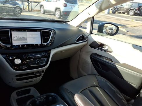 Certified 2023 Chrysler Pacifica Touring-L image 14