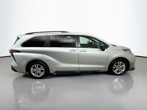 Used 2021 Toyota Sienna XSE w/ XSE Plus Package AWD/4WD image 8