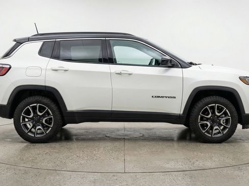 Used 2025 Jeep Compass Trailhawk image 11