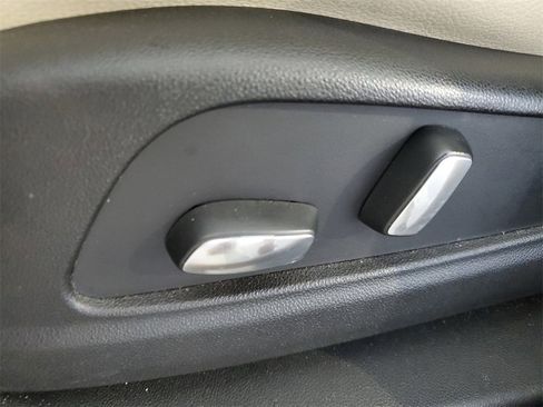 Used 2018 Cadillac XT5 FWD image 16