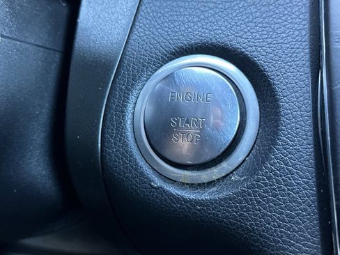 Used 2019 Mercedes-Benz GLC 300 4MATIC image 33