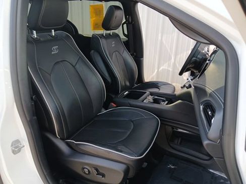Used 2025 Chrysler Pacifica Limited FWD image 31