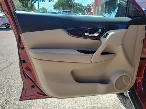 Used 2018 Nissan Rogue SV FWD image 15
