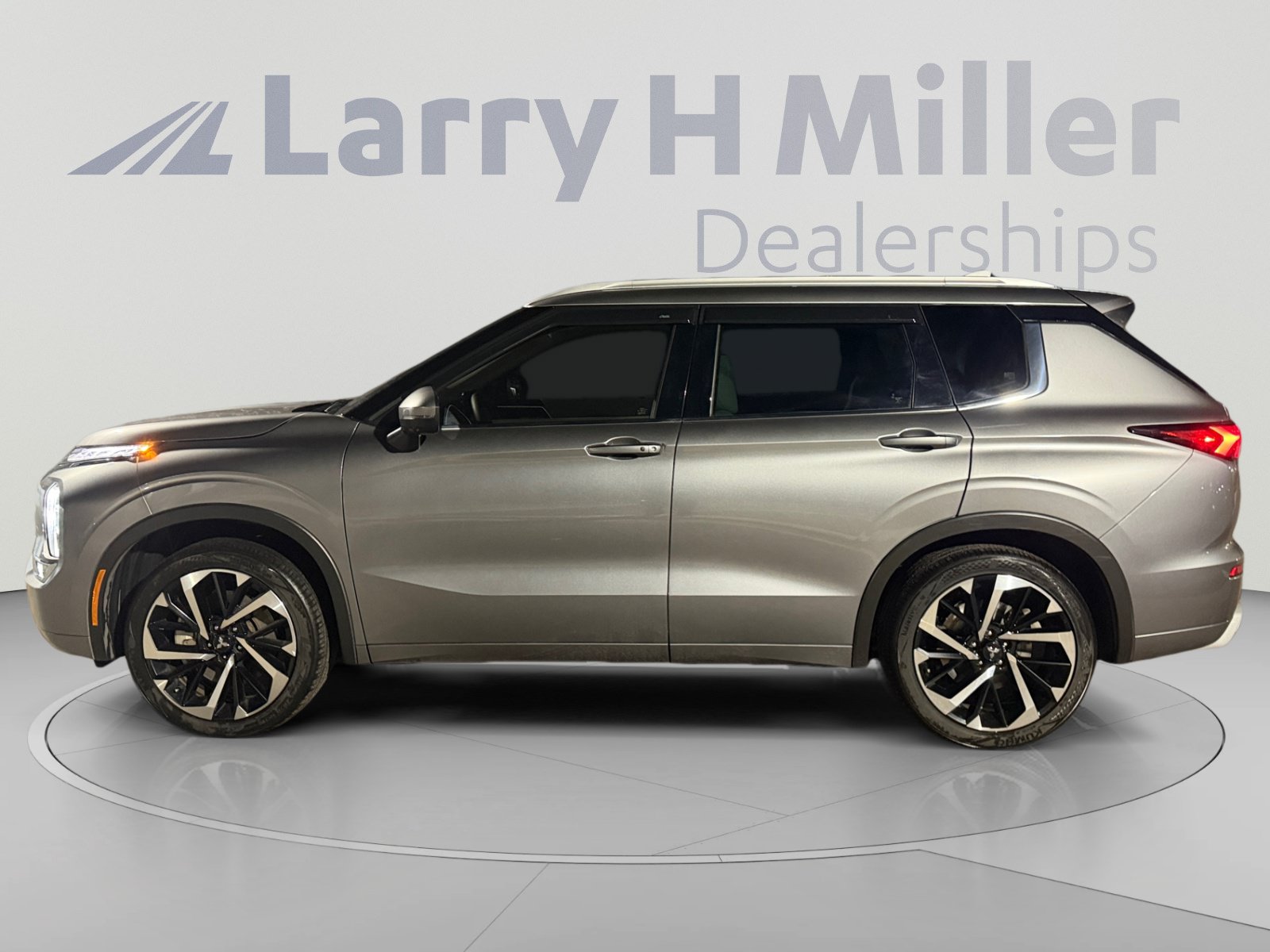 Used 2022 Mitsubishi Outlander SEL FWD image 2