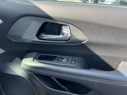 Used 2025 Chrysler Pacifica Select FWD image 58