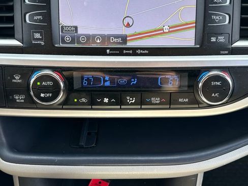 Used 2019 Toyota Highlander Limited AWD/4WD image 32