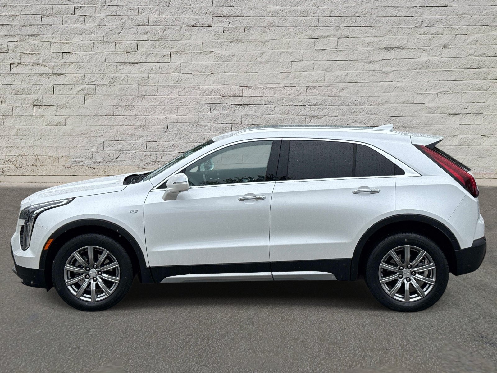 Used 2020 Cadillac XT4 Premium Luxury w/ Enhanced Visibility Package FWD image 2