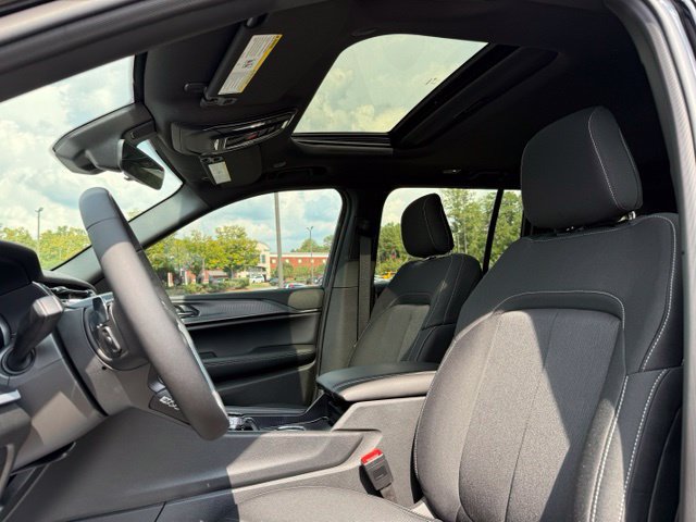 New 2027 Jeep Grand Cherokee Laredo X RWD image 25