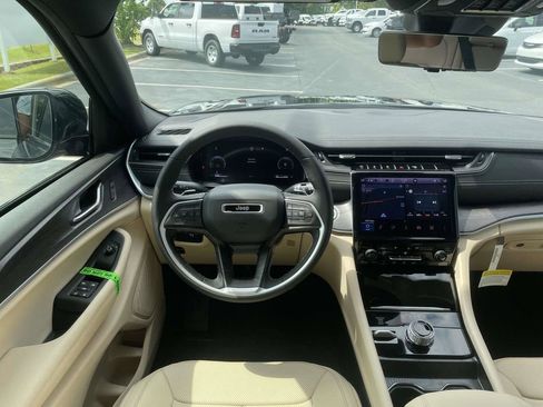 New 2025 Jeep Grand Cherokee Limited w/ Luxury Tech Group II image 11