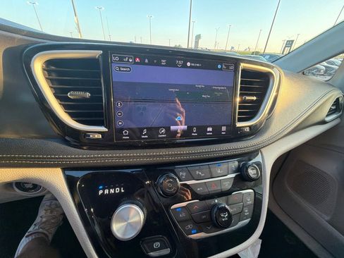 Used 2024 Chrysler Pacifica Limited FWD image 13