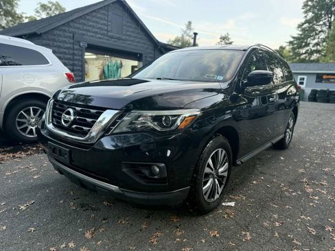 Used 2017 Nissan Pathfinder SV image 1