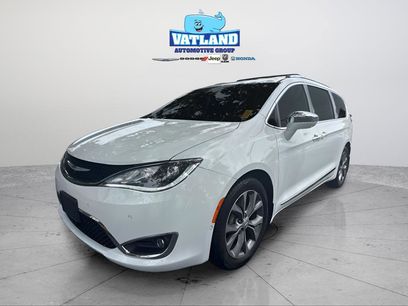 Used 2020 Chrysler Pacifica Limited w/ Tire & Wheel Group
