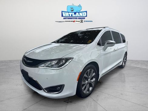 Used 2020 Chrysler Pacifica Limited w/ Tire & Wheel Group FWD image 1