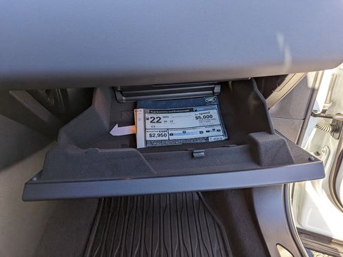 Used 2024 Land Rover Range Rover Evoque Dynamic SE image 32