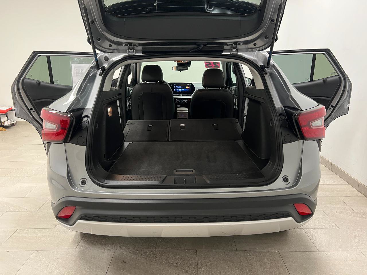 Used 2025 Chevrolet Trax LT FWD image 20