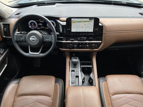 Used 2024 Nissan Pathfinder Platinum image 16