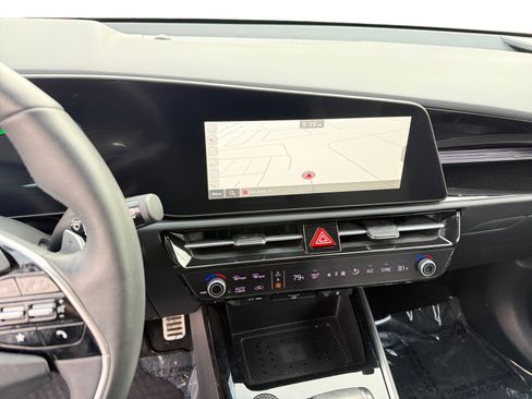 Used 2023 Kia Niro SX Touring image 12