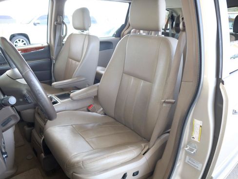 Used 2016 Chrysler Town & Country Touring-L w/ Driver Convenience Group FWD image 14