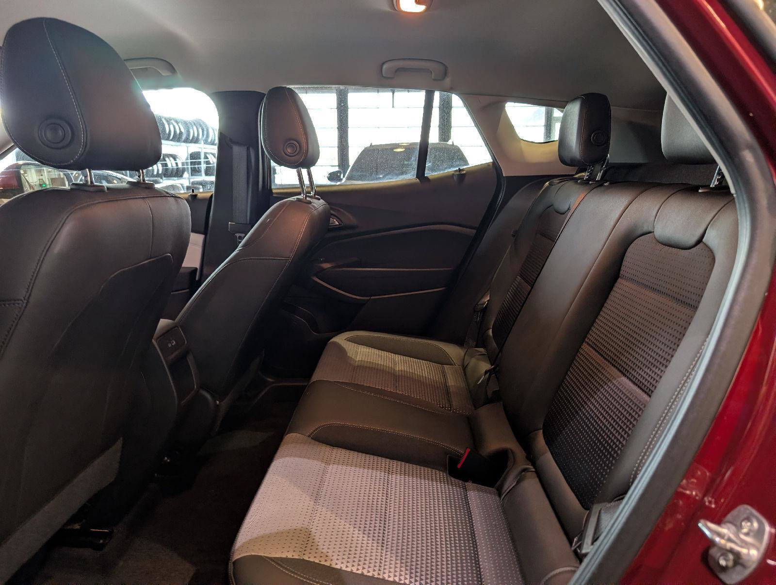 Used 2025 Chevrolet Trax LT w/ LT Convenience Package FWD image 13
