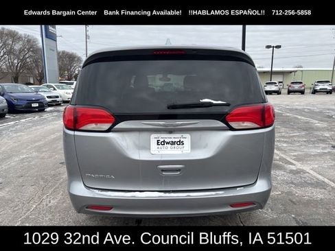 Used 2017 Chrysler Pacifica Touring w/ Tire & Wheel Group image 7