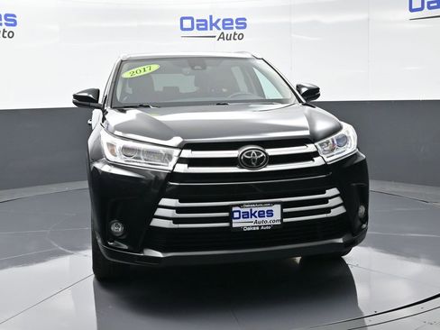 Used 2017 Toyota Highlander XLE image 3