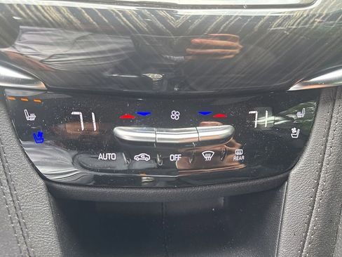 Used 2024 Cadillac XT6 Premium Luxury w/ Technology Package FWD image 21