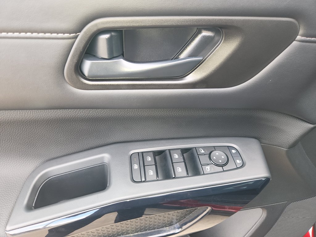 Certified 2026 Nissan Pathfinder SV FWD image 30