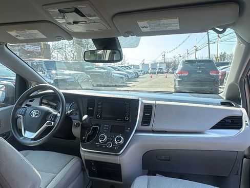 Used 2019 Toyota Sienna LE w/ LE Preferred Package image 19