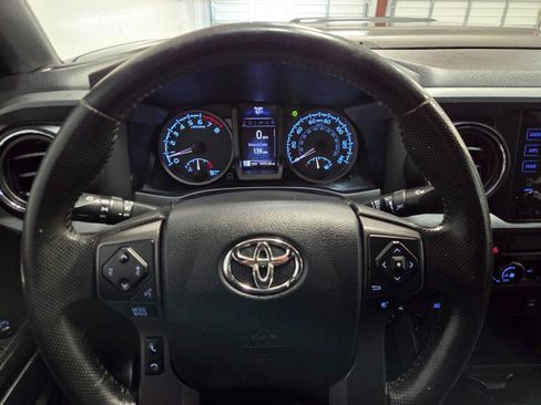 Used 2016 Toyota Tacoma TRD Sport image 46