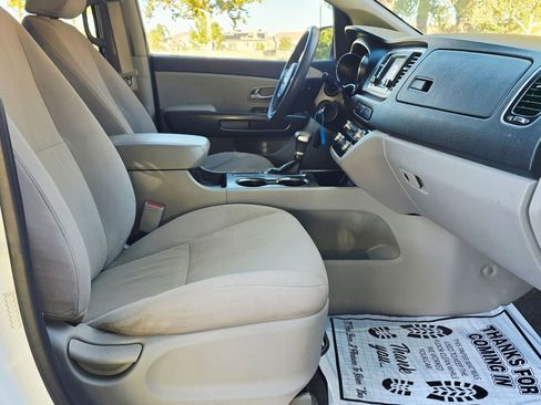Used 2020 Kia Sedona LX image 24