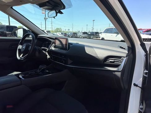 Used 2024 Nissan Rogue S image 33
