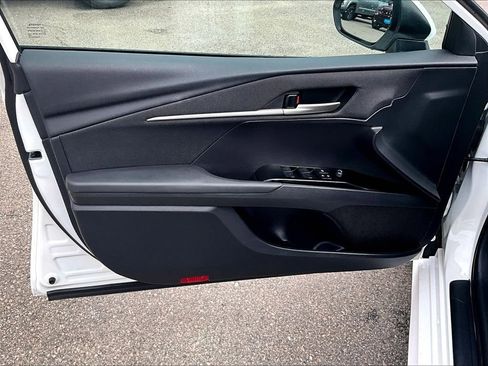 Used 2025 Toyota Camry SE FWD image 9