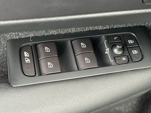 Used 2019 Volvo XC40 T4 R-Design image 15