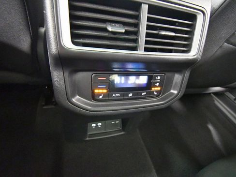 Used 2025 Volkswagen Atlas SEL image 17