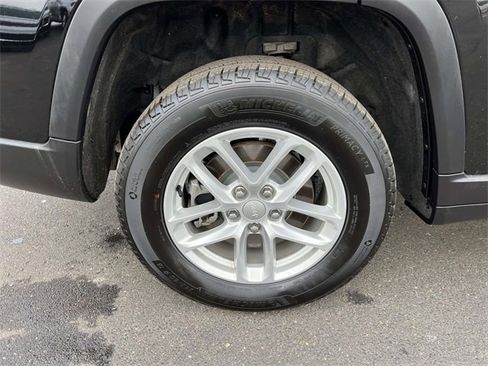 Used 2024 Jeep Grand Cherokee L Laredo image 11