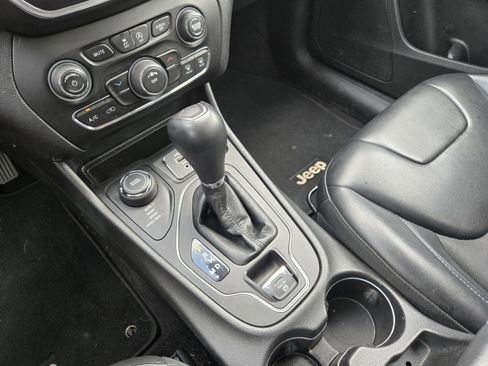 Used 2019 Jeep Cherokee Latitude Plus AWD/4WD image 23