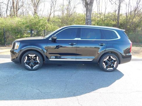 Used 2023 Kia Telluride S image 2