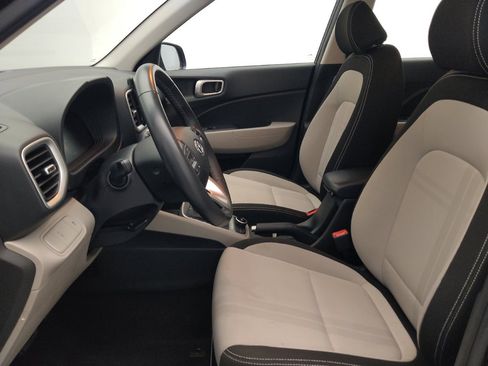 Used 2025 Hyundai Venue SEL FWD image 17
