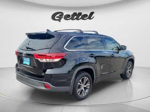 Used 2017 Toyota Highlander Plus FWD image 5