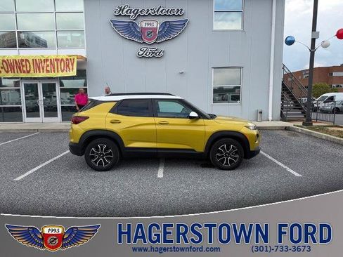 Used 2023 Chevrolet TrailBlazer ACTIV w/ Sun and Liftgate Package FWD image 1