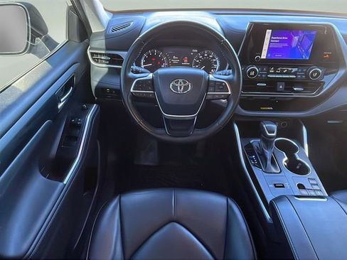 Used 2023 Toyota Highlander XLE image 18