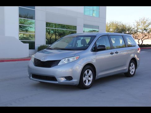 Used 2014 Toyota Sienna L image 1