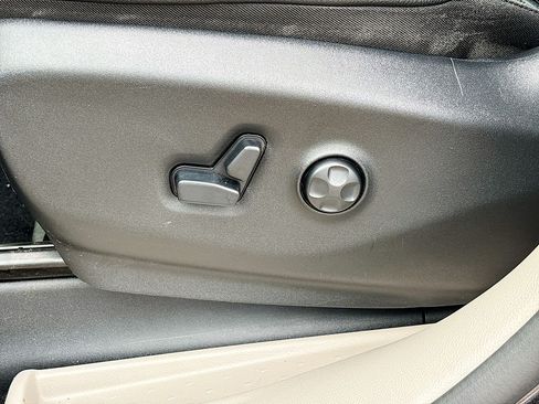 Used 2019 Chrysler Pacifica Touring-L Plus w/ Advanced Safetytec Group FWD image 19