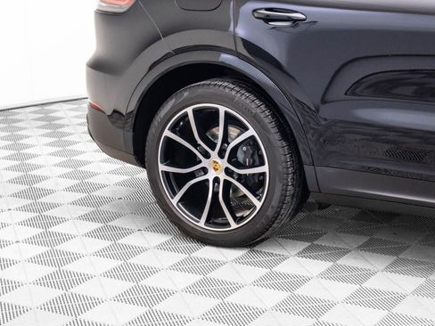 Certified 2023 Porsche Cayenne Platinum Edition image 32