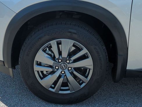 Certified 2025 Nissan Pathfinder SV w/ SV Premium Package FWD image 11