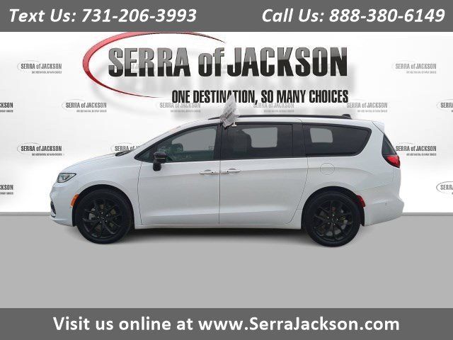 Used 2024 Chrysler Pacifica Limited w/ Uconnect Theater Family Group AWD/4WD image 1